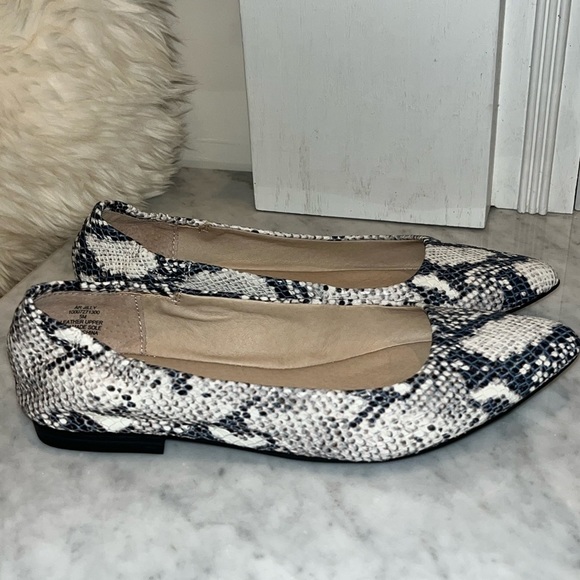 AMERICAN Rag Jilly Pointed Toe Embossed White Black Snake Skin Ballet Fl… - Picture 7 of 14
